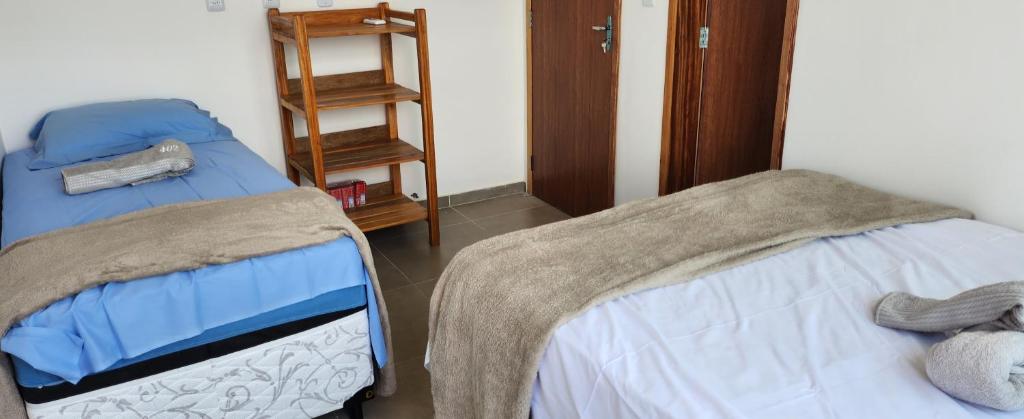 1 Schlafzimmer mit 2 Einzelbetten und einer Leiter in der Unterkunft Chaleville Maramar 402 in Luis Correia