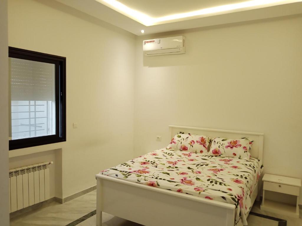 Postel nebo postele na pokoji v ubytování DarNejib, ElWafa city - north Hammamet