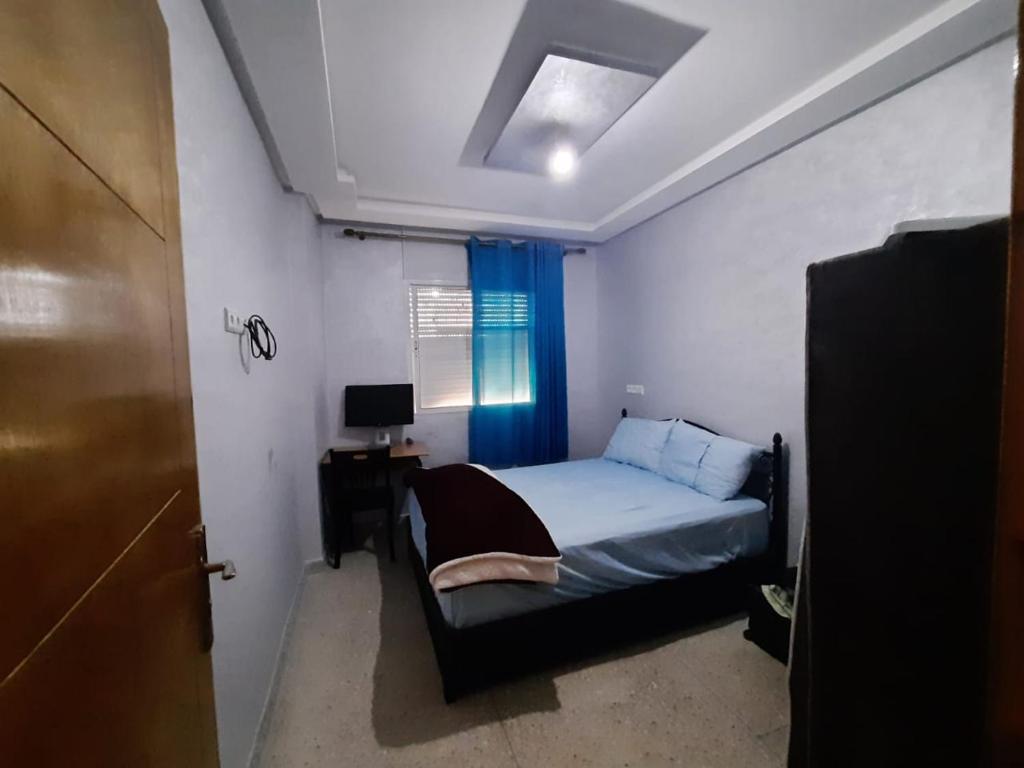 Habitación pequeña con cama y ventana en Chambre calme et relaxante à centre ville Agadir, en Agadir