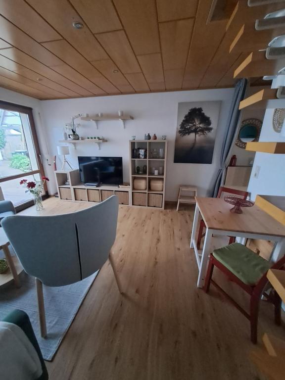 a living room with a table and a couch at Klein, aber fein in Sophienhof