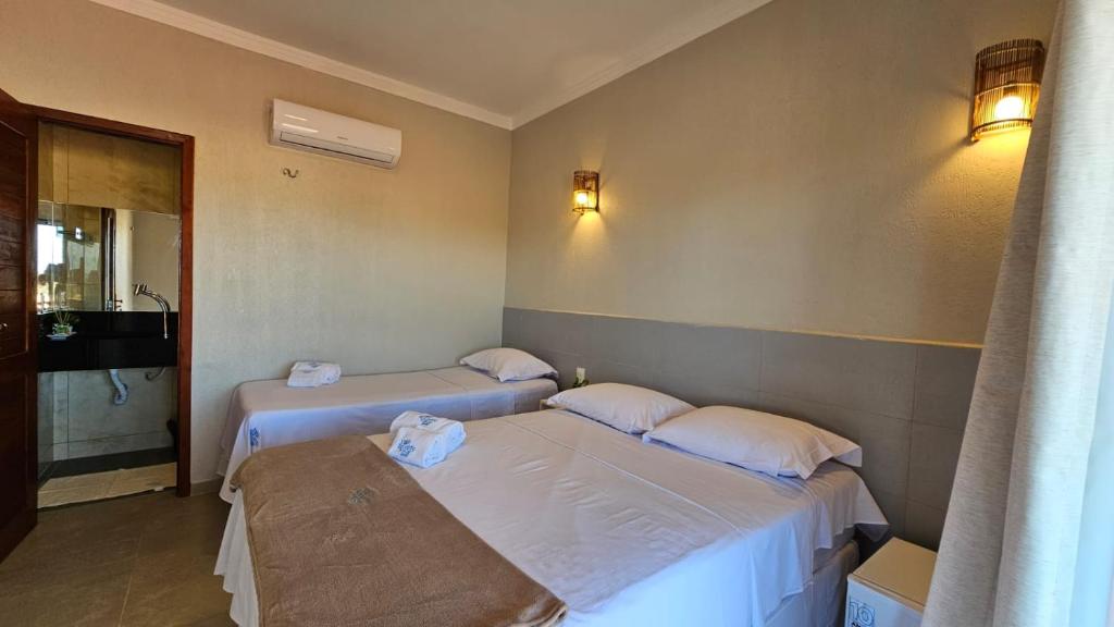 Habitación con 2 camas y toallas. en Villa Recanto do Mar - Icaraizinho de Amontada en Amontada