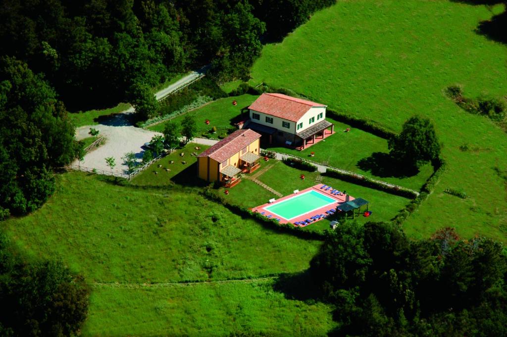 eine Luftansicht eines Hauses mit Pool in der Unterkunft Agriturismo La Burraia in Gambassi Terme