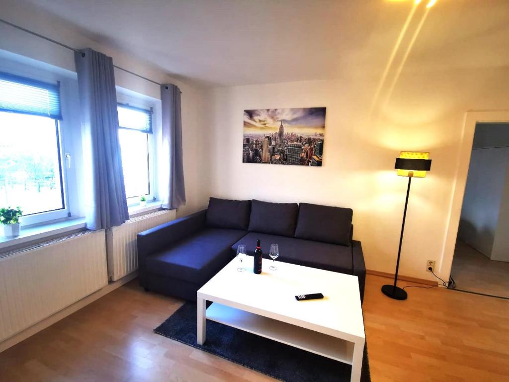 ein Wohnzimmer mit einem Sofa und einem Couchtisch in der Unterkunft Zentral und ruhig in Chemnitz in Chemnitz