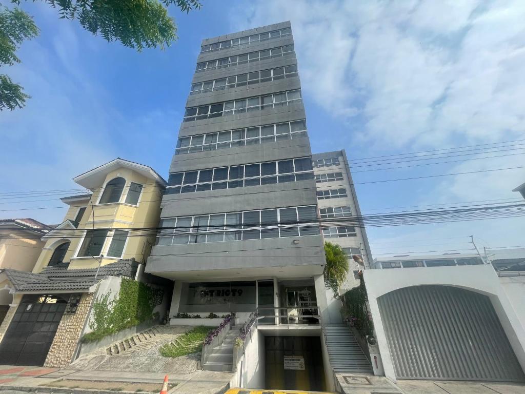 Un grand bâtiment avec des escaliers y mène. dans l'établissement Five Stars Suites - Kennedy - Guayaquil, à Guayaquil