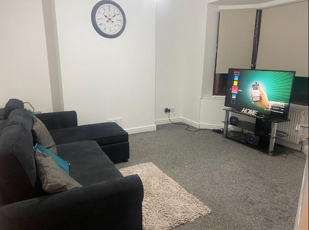 a living room with a couch and a tv at Kingsway Lounge - Accomodation for Nuneaton Contractors & Industrial estate - Free Parking & WIFI Sleeps up to 7 people in Nuneaton