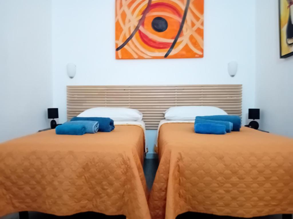 duas camas sentadas uma ao lado da outra num quarto em B&B Ciccio em Taranto