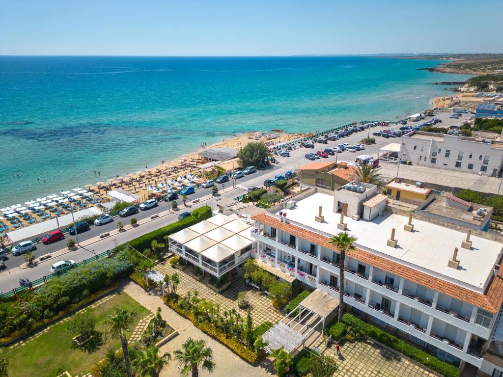 einen Luftblick auf ein Hotel und den Strand in der Unterkunft Hotel Jonio in Noto Marina