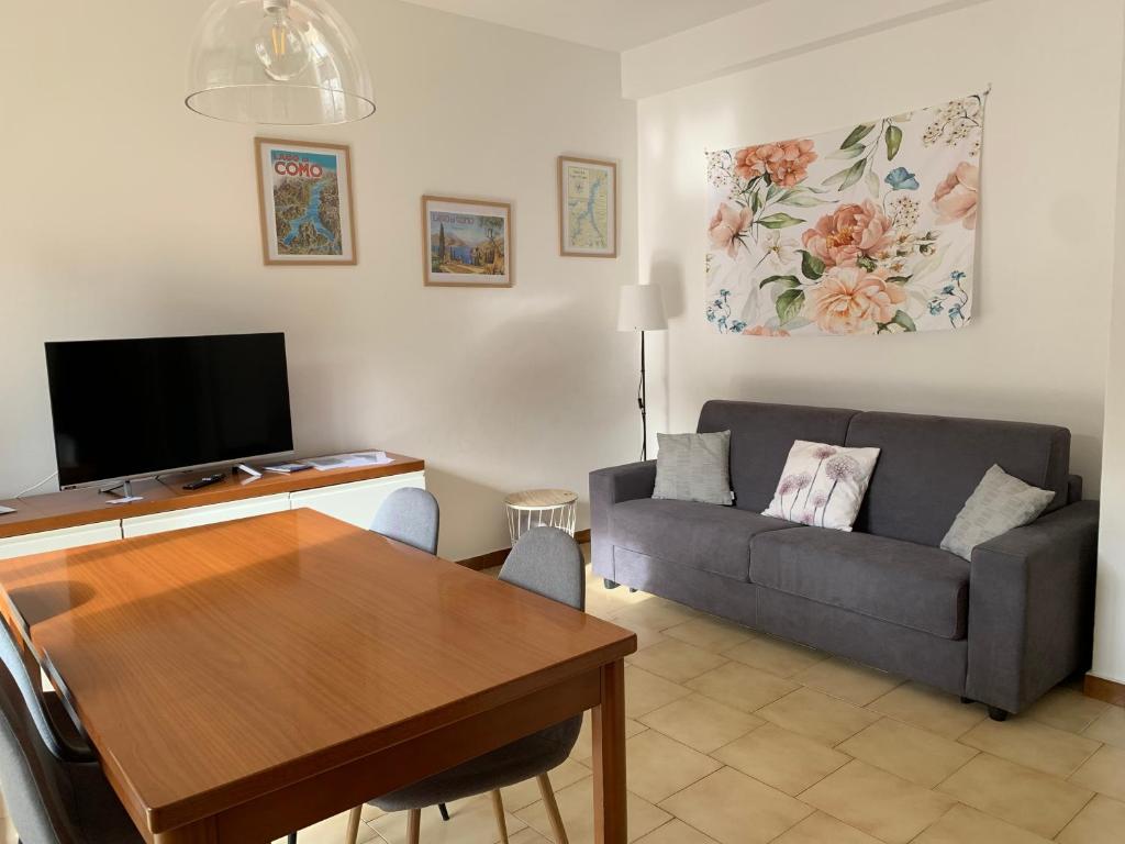 TV a/nebo společenská místnost v ubytování IULI LAKE HOME Tra lago e montagna