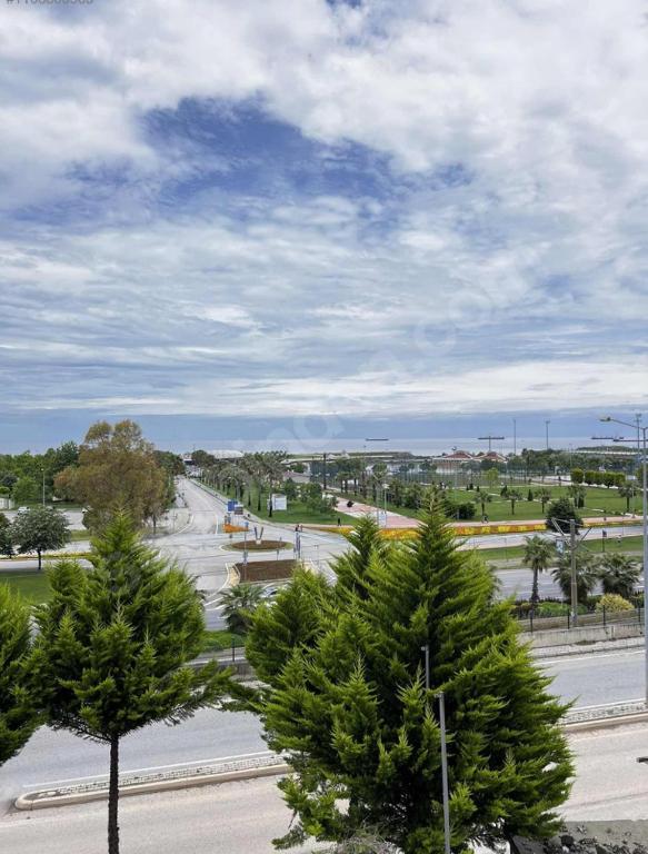 Blick auf eine Straße mit Bäumen in einem Park in der Unterkunft Dokuz Otel in Samsun