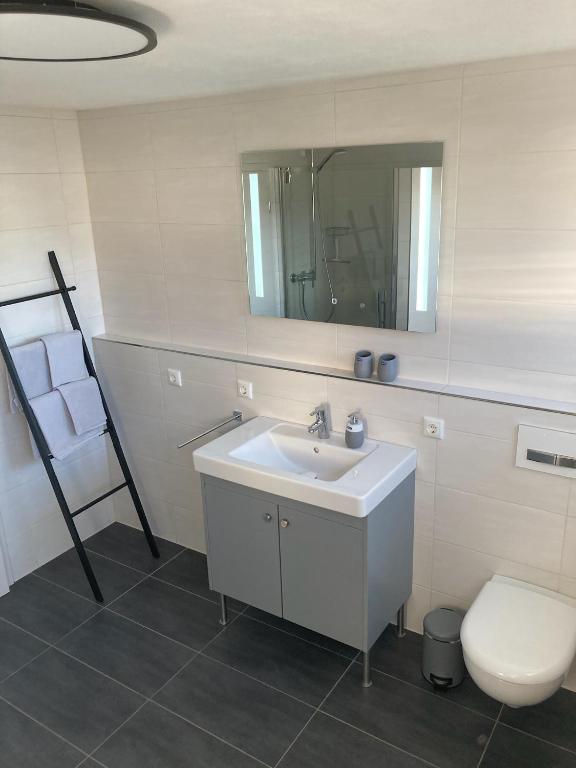 Koupelna v ubytování Ferienwohnung am Holzberg in Volkach mit Weitblick