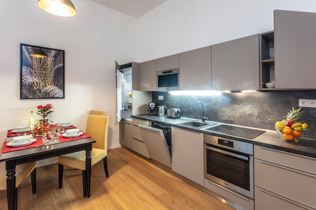 Kuchyň nebo kuchyňský kout v ubytování A Prague Apartments - Lesser Town