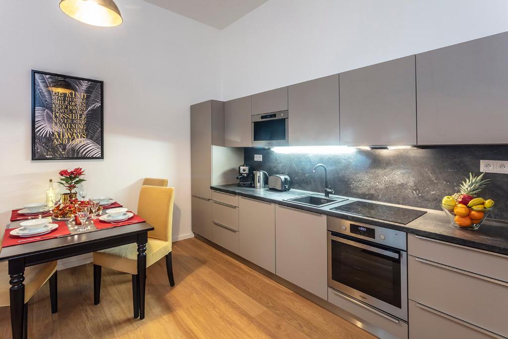 Kuchyň nebo kuchyňský kout v ubytování A Prague Apartments - Lesser Town