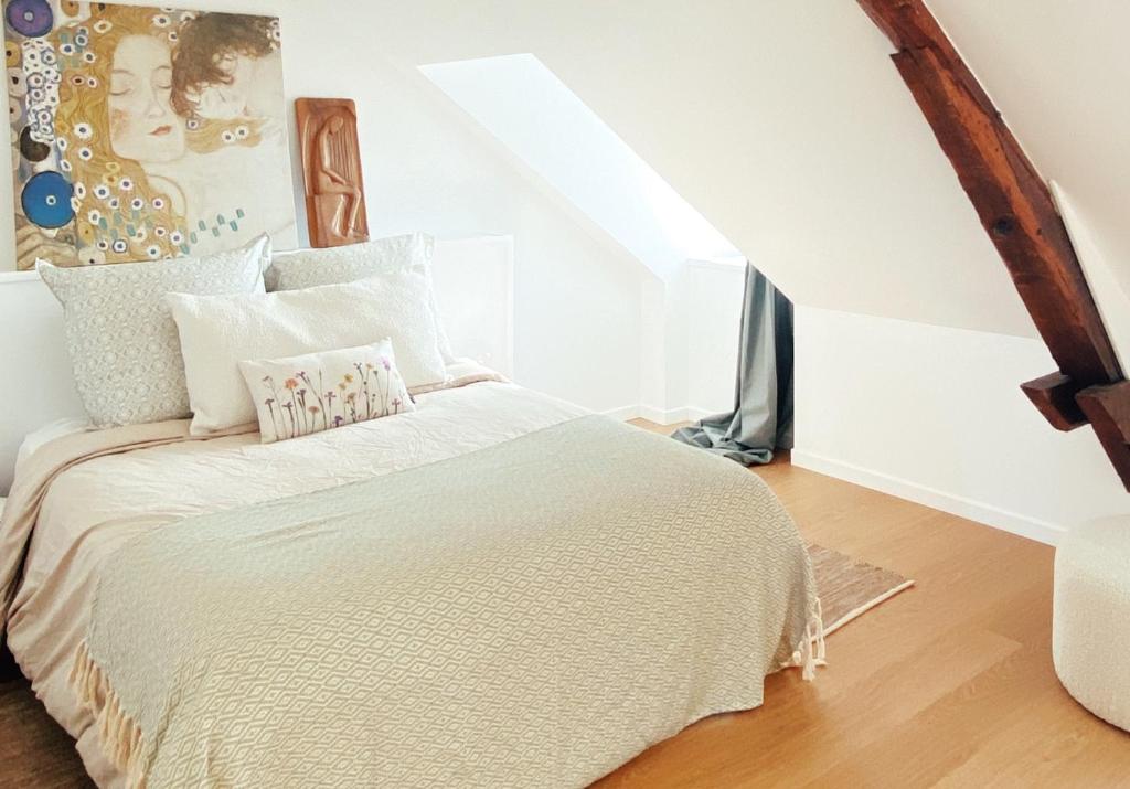 una camera da letto con un letto con un piumone bianco di Le Countryside ⸱ Stationnement gratuit ⸱ Fibre a Déols