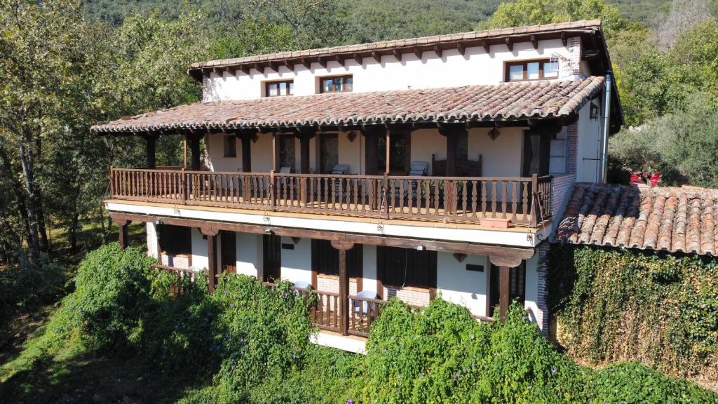 dom na wzgórzu z balkonem w obiekcie Finca La Josa, Candeleda, Gredos, VUTAV397 w mieście Candeleda