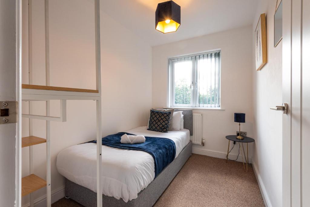 - une petite chambre avec un lit et une fenêtre dans l'établissement Splendid Living Ltd, Smart TV - Self CheckIn - Full Kitchen - Parking - King, à Derby