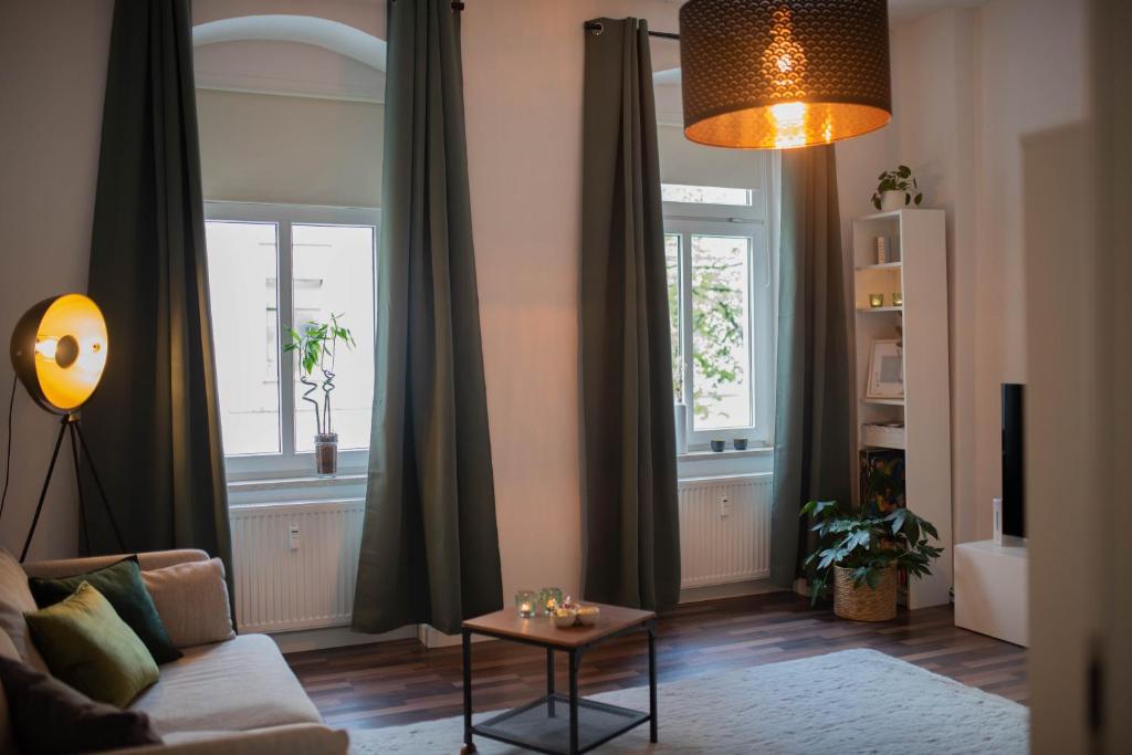 uma sala de estar com um sofá e uma mesa em Zentral Smart Apartment em Zwickau
