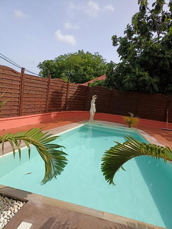 Bazén v ubytování La Canopée Enchantée, chambres d'hôtes, piscine, proche aéroport, Gare maritime nebo v jeho okolí