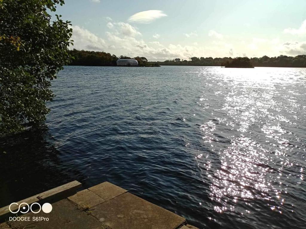 uma vista para uma grande massa de água em Bluebell lake house em Enniskillen