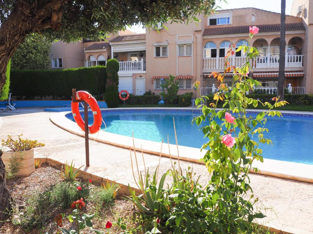 een zwembad voor een groot gebouw bij Casa Narú Albir, duplex appartement met ruim terras en buitenkeuken in Albir