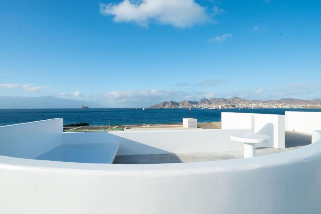 ein weißes Haus mit Meerblick in der Unterkunft Luxury Penthouse with Private Pool, Ocean, City & Mountain view 6 Pers 2 BR in Lazareto