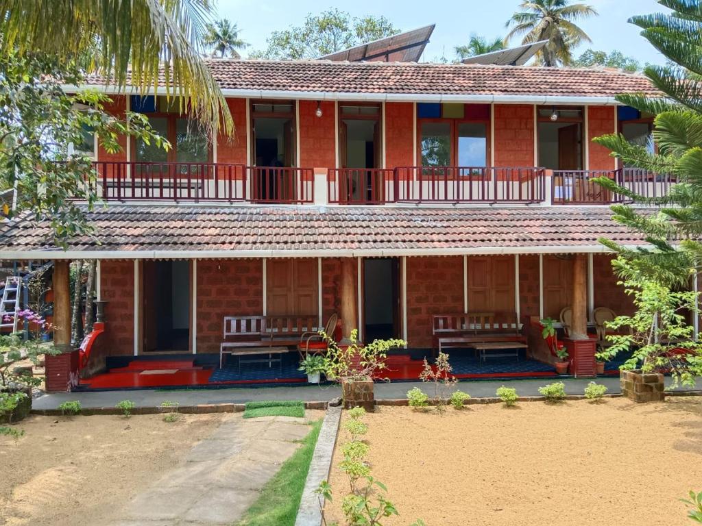 Pallipuram的住宿－Ambadi's Homely Retreat，红砖房子 - 带阳台