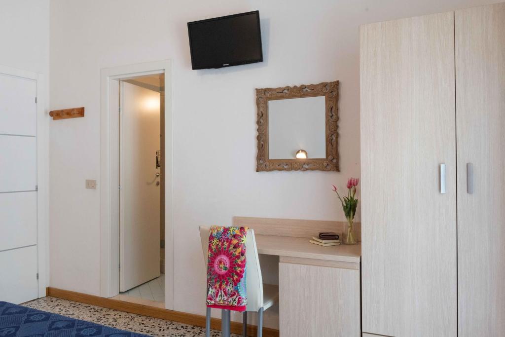TV a/nebo společenská místnost v ubytování Hotel Smart Cervia B&B