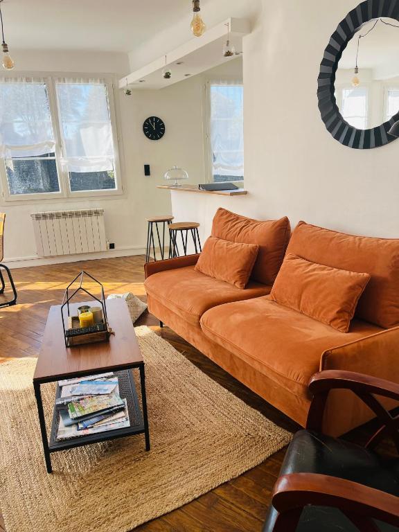 un salon avec un canapé et une table dans l'établissement DRINOU HOUSE, à Boulogne-sur-Mer