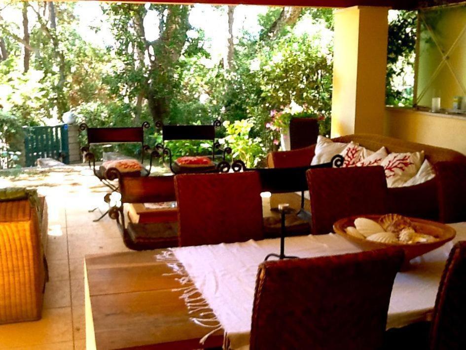 プンタ・アーラにあるMariasole by PosarelliVillasのリビングルーム(テーブル、椅子、テーブル、椅子付)