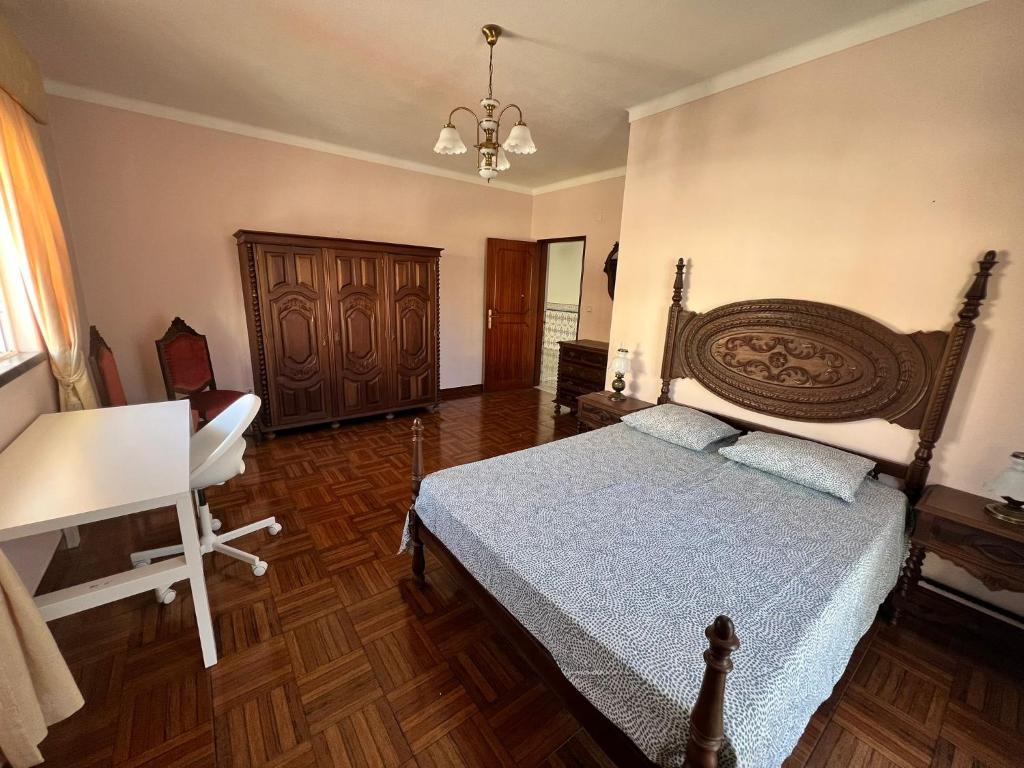 1 dormitorio con cama y piano en Victoria Superb Rooms, en Arrentela