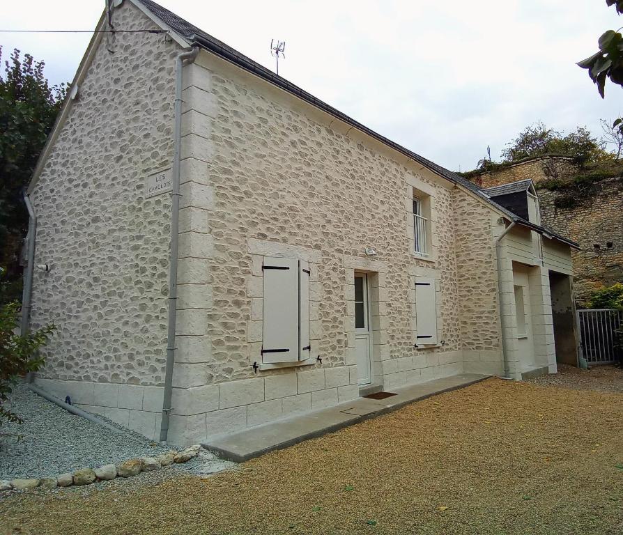 ein Backsteingebäude mit zwei Seitentüren in der Unterkunft Les Cavelots à Vendôme in Vendôme