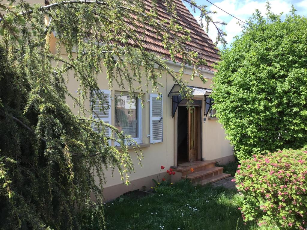 een klein wit huis met een raam en een deur bij Maison individuelle dans les Vosges du nord in Niederbronn-les-Bains