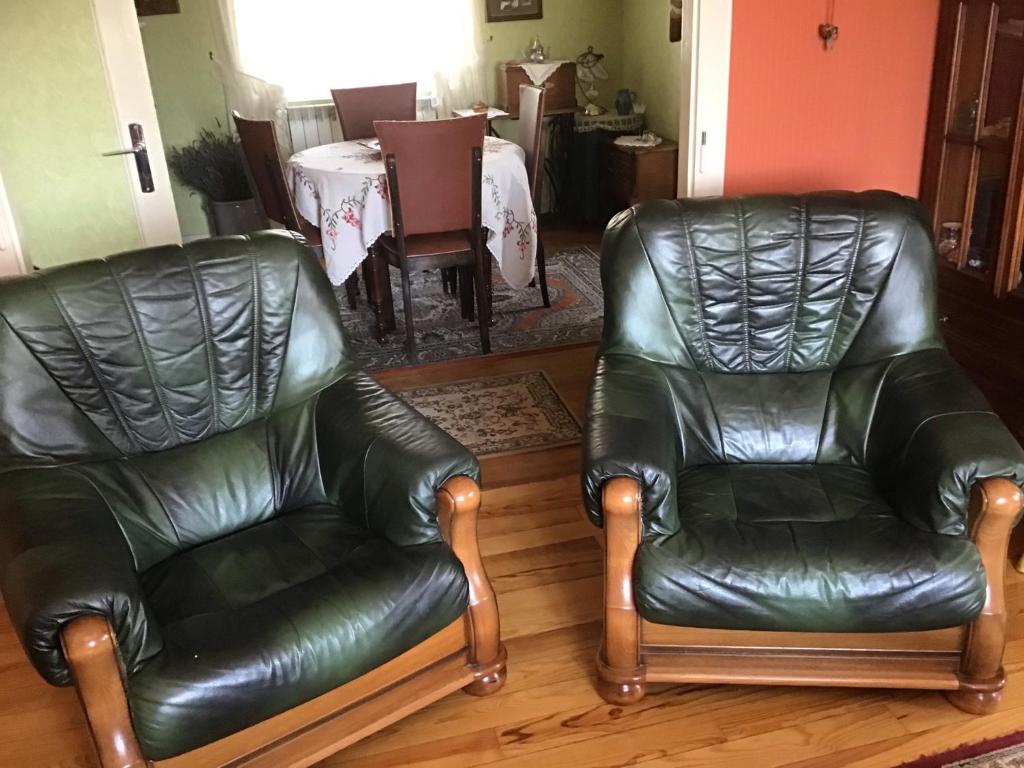 two leather chairs sitting in a living room at Maison individuelle dans les Vosges du nord in Niederbronn-les-Bains