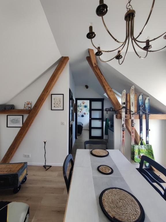 a dining room with a table and a chandelier at Appartement Cosy in Sausheim