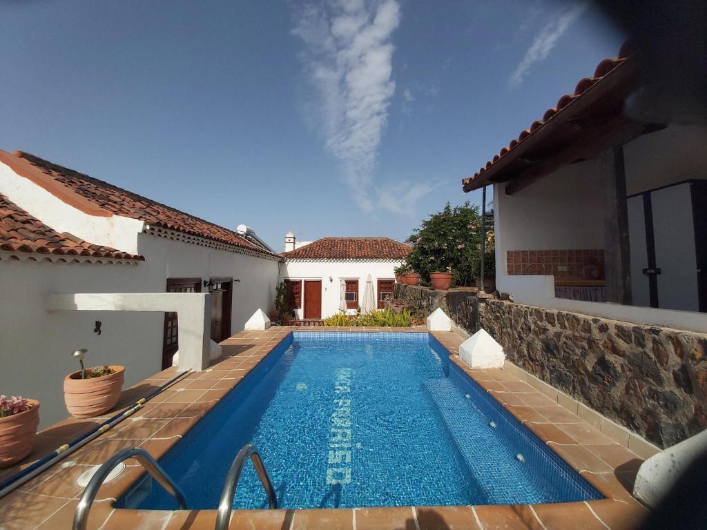 Bazén v ubytování Holidays Tenerife breakfast inclusive wifi pool fr nebo v jeho okolí