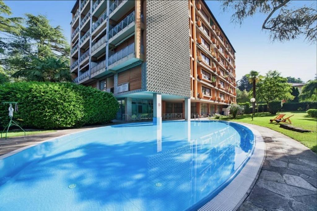 una grande piscina di fronte a un edificio di Appartamento Indaco Armonya a Merano