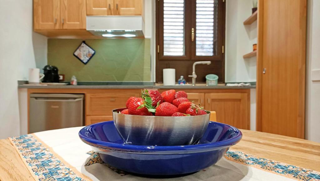 eine Schüssel mit Erdbeeren auf einem Tisch in einer Küche in der Unterkunft Sofia Holiday Home in Palermo
