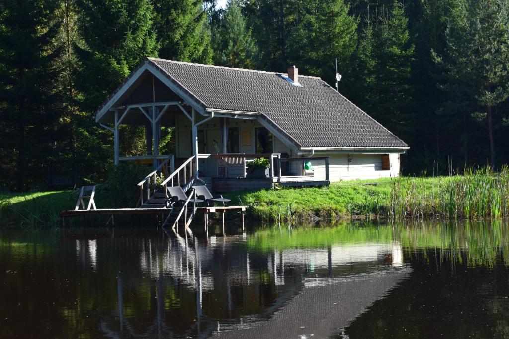 ein Haus am Ufer eines Sees in der Unterkunft Pirts "Spārītes" in Geraņimova