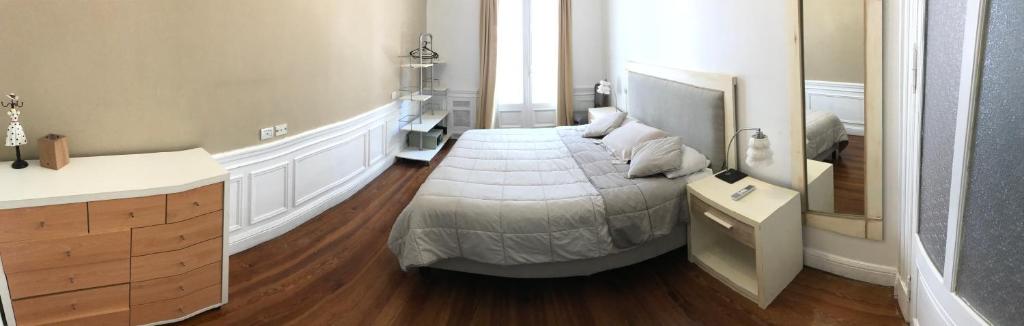 布宜諾斯艾利斯的住宿－Beautiful Classic Style Apartment in Buenos Aires Downtown，一间卧室配有一张大床和镜子