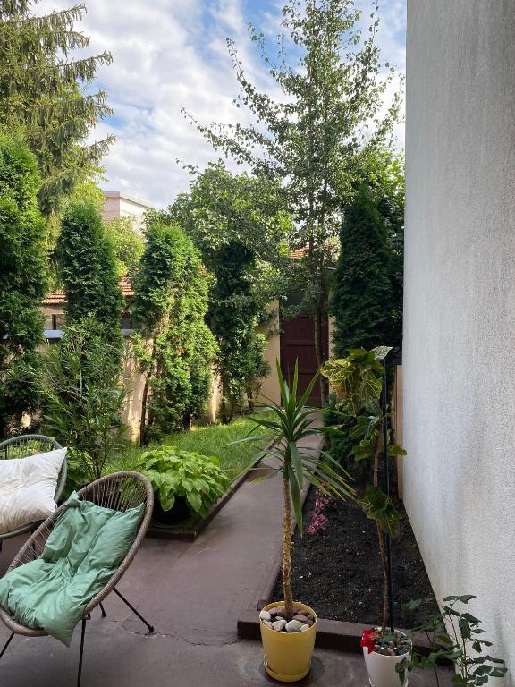 Κήπος έξω από το Apartman Meri