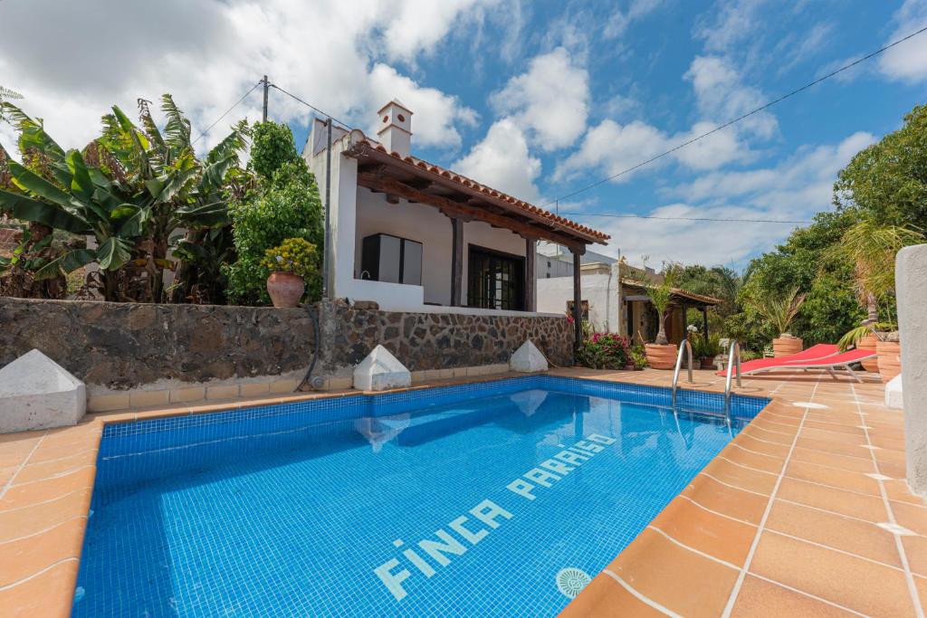 una villa con piscina e una casa di Remarkable 4-Bed Villa a La Laguna