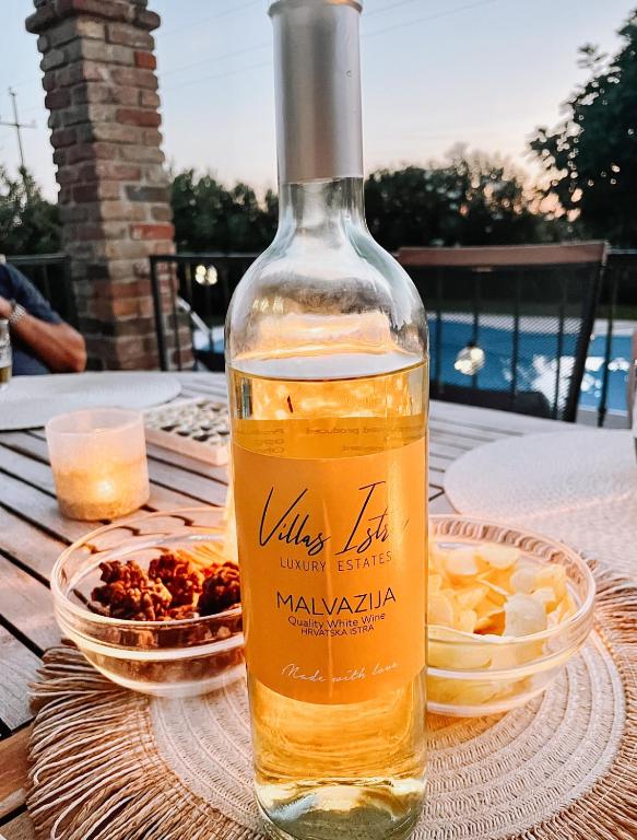 Napoje w obiekcie Villa Jurinea in Istrien mit Pool