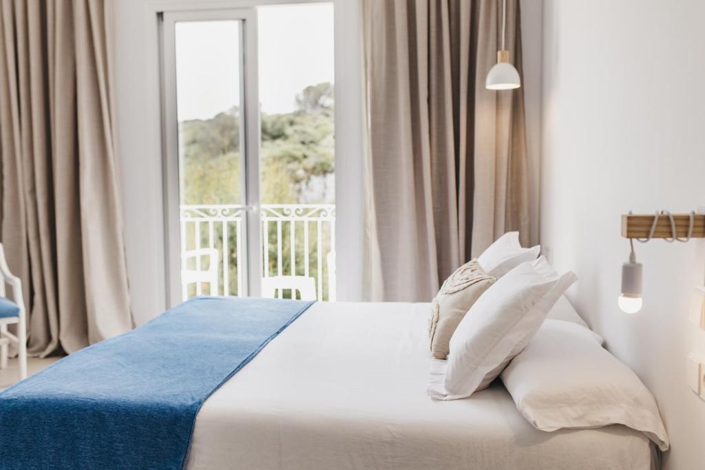 Cama ou camas em um quarto em HOSTAL XUROY
