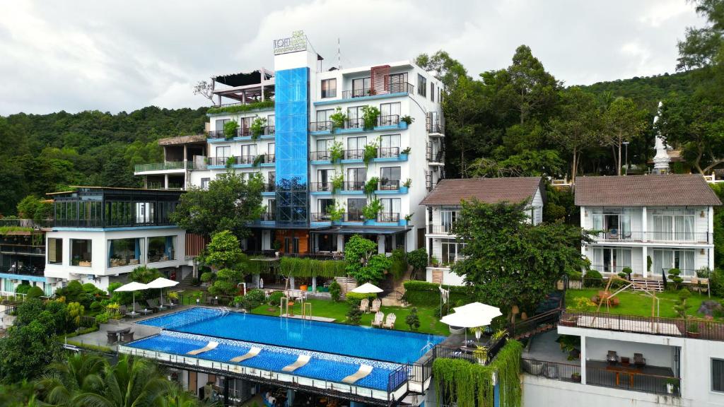 een luchtzicht op een hotel met een zwembad bij Tom Hill Boutique Resort & Spa in Phu Quoc