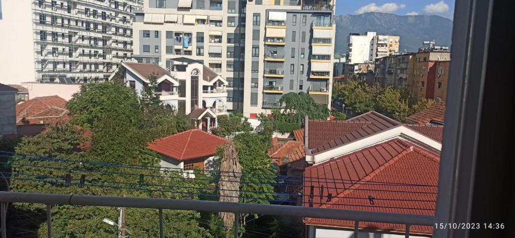 uitzicht op een stad met gebouwen en daken bij Friends Hostel in Tirana