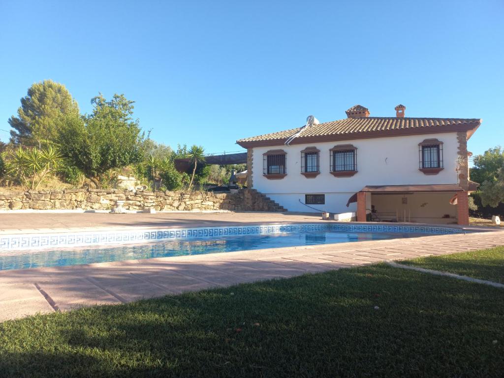 una casa y una piscina frente a una casa en Villa La Escollera Ronda en Arriate
