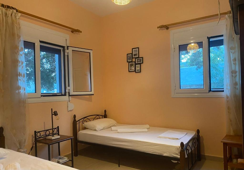 Postel nebo postele na pokoji v ubytování Πέτρινη αυλή, Αρμενιστης Ικαρια