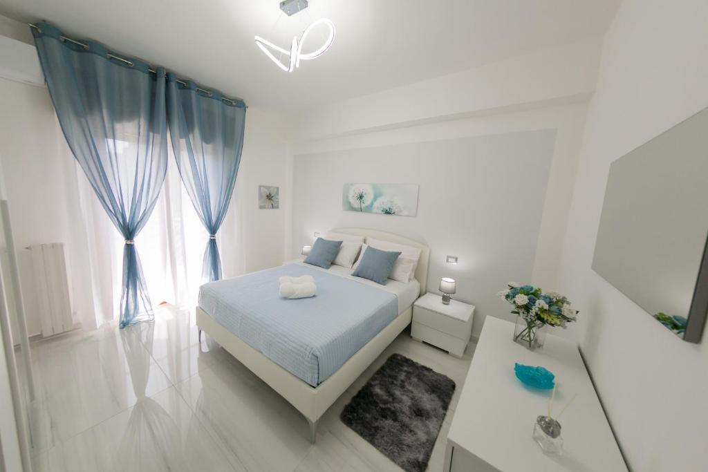 a white bedroom with a bed and a table at [Crotone 5 Stelle] Free Parking, Netflix, Wi-Fi in Crotone