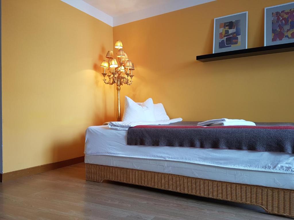 Pedestrian Area close to Bahnhofstrasse - Resim 5