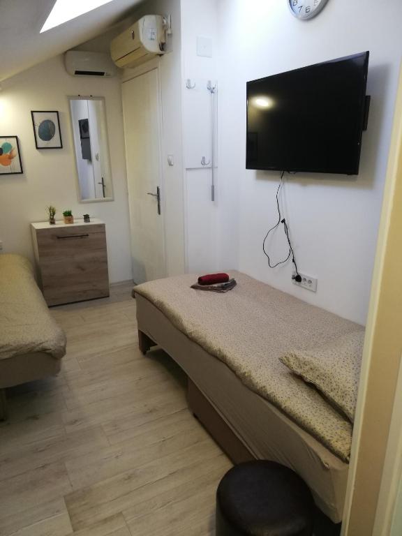 TV a/nebo společenská místnost v ubytování Blue Carpet Rooms