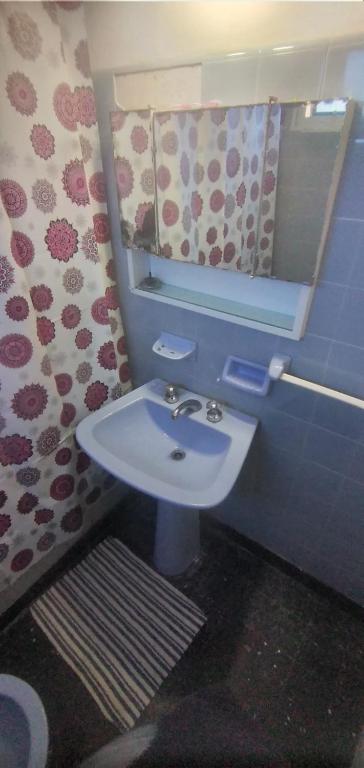 a bathroom with a sink and a mirror at Depto La Boca in Buenos Aires